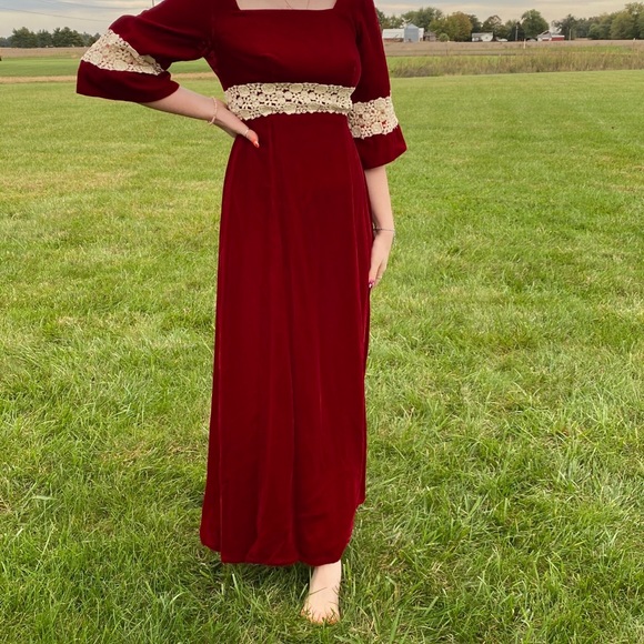 AURORA ~ INCREDIBLE RARE MEDIEVAL REVIVAL LATE 1960S VELVET MAXI DRESS